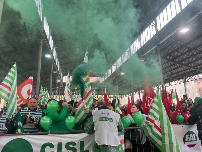 Pace, lavoro e giustizia sociale: la pioggia non ferma la Festa del Primo Maggio a Cuneo [FOTO E VIDEO]