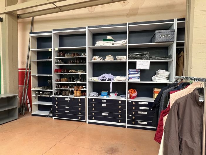 Scaffali vuoti, servono coperte, pantaloni, scarpe, bici e cibo: la Caritas di Saluzzo si appella alla solidarietà [VIDEO]