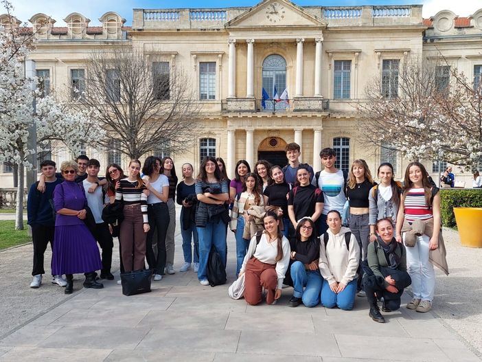 Scambio tra la sezione internazionale del liceo Govone di Alba e un liceo di Avignone nell'ambito del progetto Erasmus+ Scambio tra la sezione internazionale del liceo Govone di Alba e un liceo di Avignone nell'ambito del progetto Erasmus+