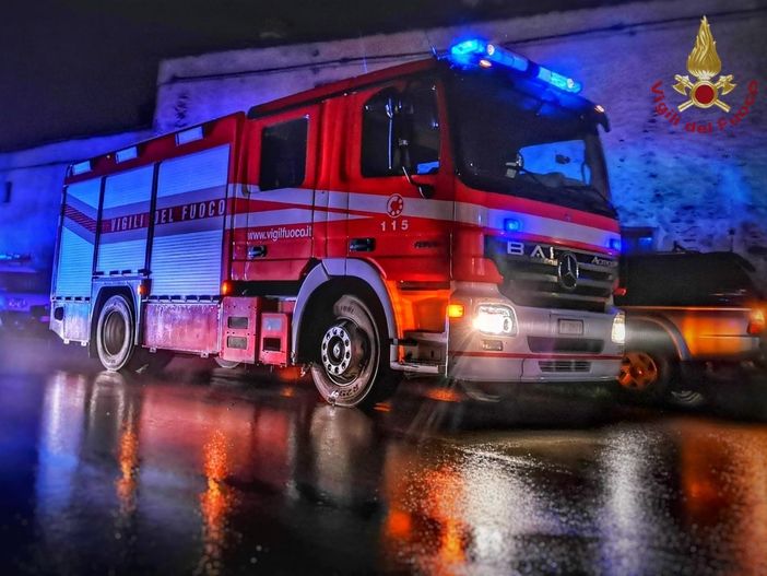 Incendio nella notte a Genola, tetto in fiamme in un condominio