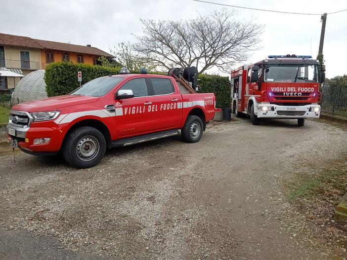 Incendio a un camino a Sommariva del Bosco: soccorsa una persona