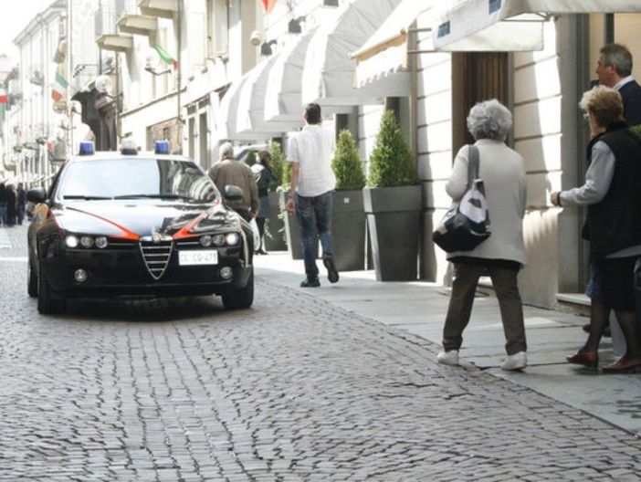 Sfonda le vetrine dei negozi con un mattone: pizzicato dalle telecamere, viene arrestato
