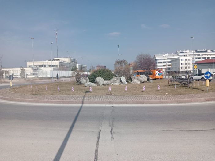 Un abbraccio virtuale a chi soffre di disturbi alimentari: fiocchetti lilla in alcune rotonde a Cuneo e Paesana