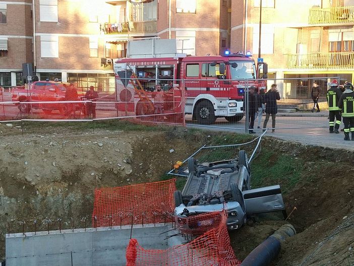 Auto esce di strada a Mondovì e si cappotta nel cantiere dello "scaricatore" Auto esce di strada a Mondovì e si cappotta nel cantiere dello "scaricatore"