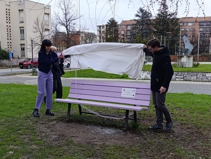 L'associazione Il Bucaneve ha inaugurato lo scorso 15 marzo una panchina lilla ad Alba L'associazione Il Bucaneve ha inaugurato lo scorso 15 marzo una panchina lilla ad Alba