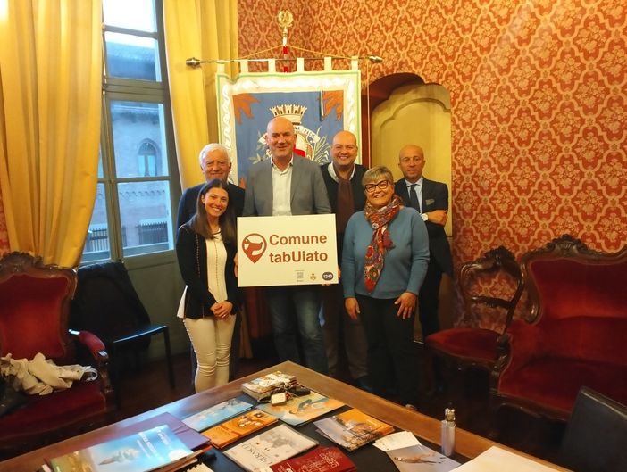 Il sindaco Davico di Cherasco con gli amministratori comunali ed il cartello Comune Tabuiato