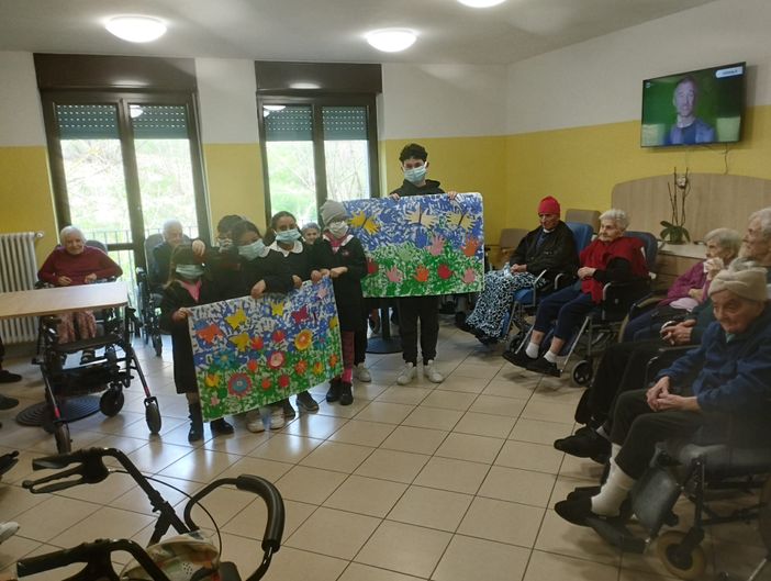 I bimbi in visita alla casa di riposo