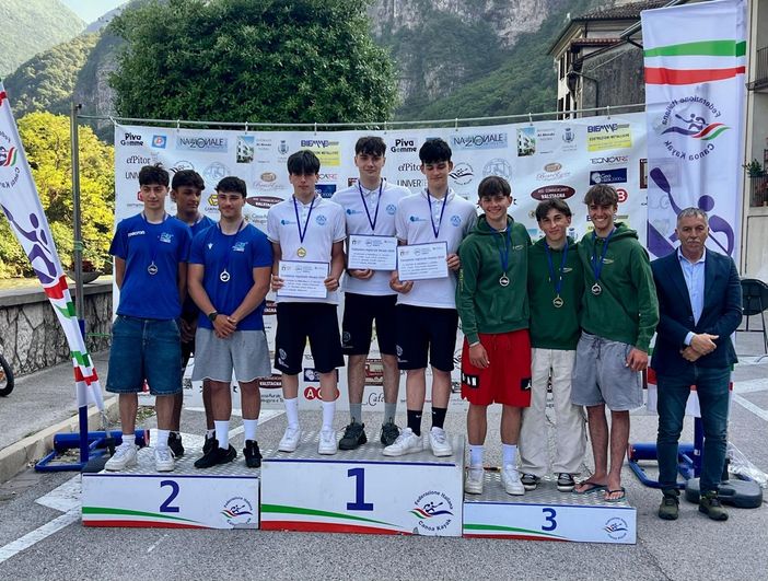 Giovanni Tassone, Tobia Serra e Tommaso Nadelle sul podio della gara a squadre Giovanni Tassone, Tobia Serra e Tommaso Nadelle sul podio della gara a squadre
