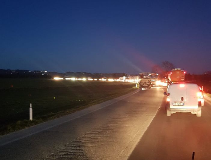 La coda di questa sera sulla Sp7 in una foto pubblicata sul gruppo Facebook "Sei di Cherasco se…" da Paolo Monchio La coda di questa sera sulla Sp7 in una foto pubblicata sul gruppo Facebook "Sei di Cherasco se…" da Paolo Monchio