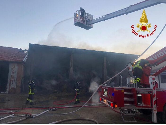 Cuneo, a fuoco un fienile con 300 balle di fieno in frazione Bombonina