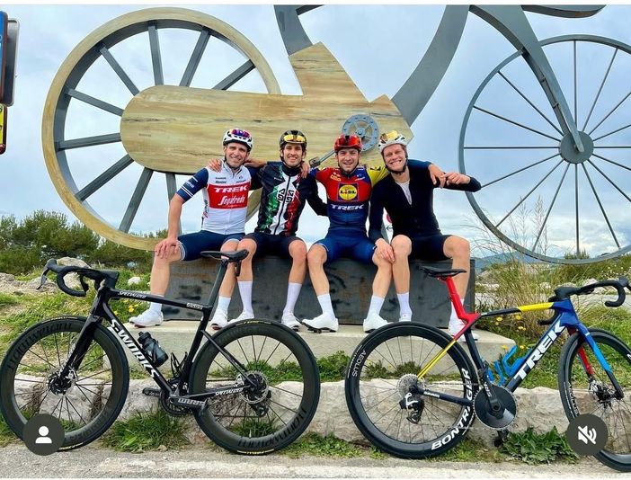 Jannik Sinner, dopo il kart con amici a Busca, si cimenta anche sulle due ruote