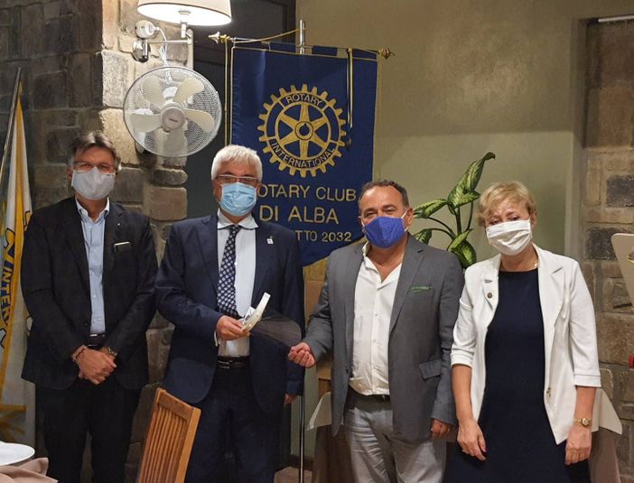 Foto di gruppo con Roberto Reggio, Enrico Strada, Roberto Buongarzone e Piera Arata alla consegna