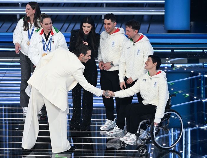 Giuliana Turra sul palco del Teatro Ariston con Achille Lauro e Laura Pausini