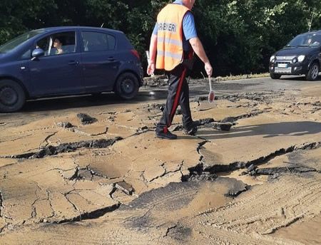 Il danno al manto stradale provocato dal temporale del 4 luglio sulla SP7 all'altezza dell'Ospedale