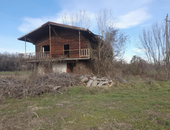 L'edificio che è stato danneggiato nel 1994 e abbattuto per riqualificare l'area L'edificio che è stato danneggiato nel 1994 e abbattuto per riqualificare l'area