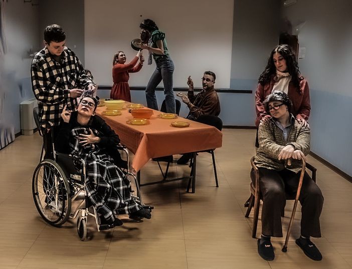 In foto una scena dello spettacolo "La sedia del nonno" In foto una scena dello spettacolo "La sedia del nonno"