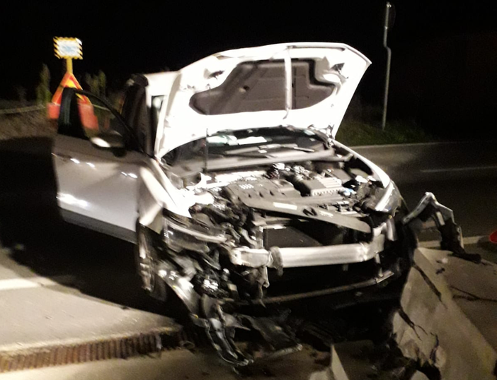 Auto si schianta contro un muro di cinta in via Aldo Moro a Dogliani, ferito trasportato all'ospedale di Mondovì