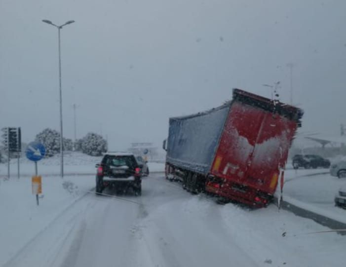 Numerosi i mezzi pesanti che hanno creato disagio: qui siamo alla rotonda di via Ognissanti