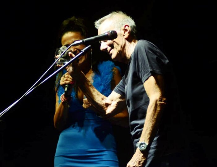 “Che meraviglia!”: omaggiato a Roberto Vecchioni il maxi tartufo nero estivo del Monferrato a Ceriale “Che meraviglia!”: omaggiato a Roberto Vecchioni il maxi tartufo nero estivo del Monferrato a Ceriale