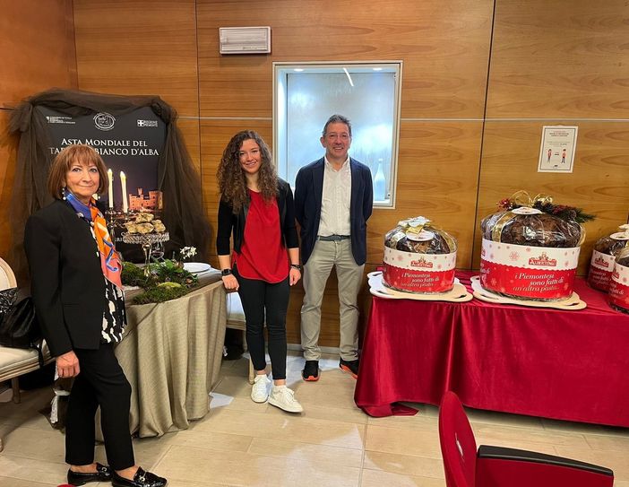 Livia, Giorgia e Massimo Albertengo con i maxi panettoni, battuti all'asta del tartufo Livia, Giorgia e Massimo Albertengo con i maxi panettoni, battuti all'asta del tartufo