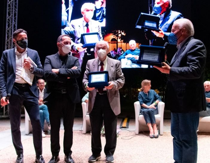 Nella foto, Renzo Tealdi in occasione della serata "Bici e Campioni" organizzata nel giugno 2021 riceve il premio dall'ATL del Cuneese.