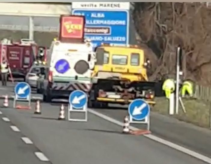 Macchina si cappotta ed esce di strada sulla Torino-Savona prima del casello di Marene