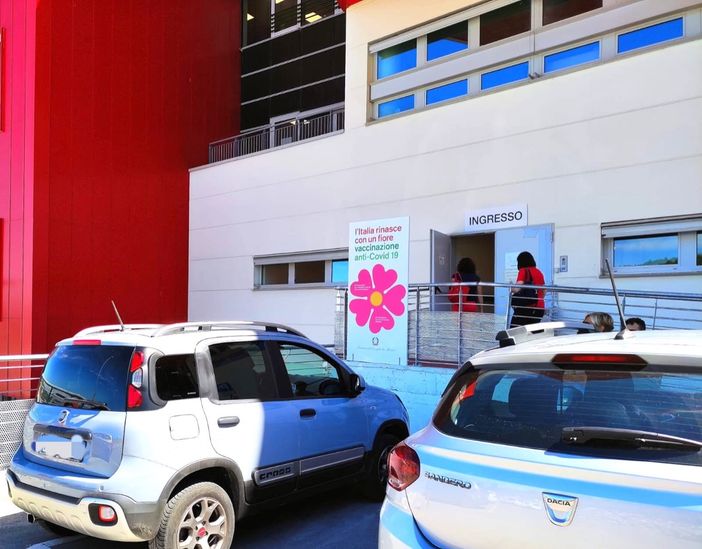 L'ingresso del centro vaccinale aperto nell'ospedale di Verduno L'ingresso del centro vaccinale aperto nell'ospedale di Verduno