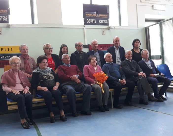 Maria Torta, al centro della foto di gruppo con il mazzo di fiori omaggiatole durante la giornata di festa Maria Torta, al centro della foto di gruppo con il mazzo di fiori omaggiatole durante la giornata di festa