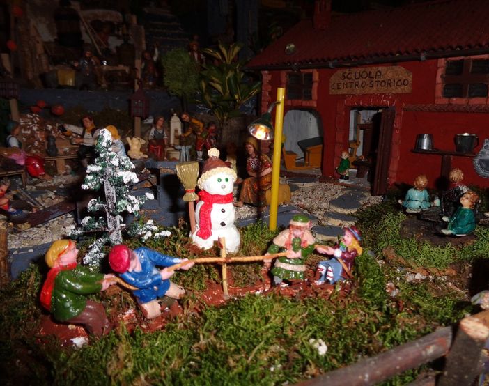 Bra, il presepe della famiglia Fissore in via Pollenzo incanta il mondo