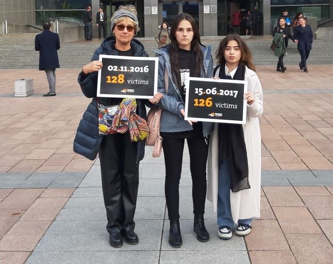 La professoressa Demichelis con le due studentesse
