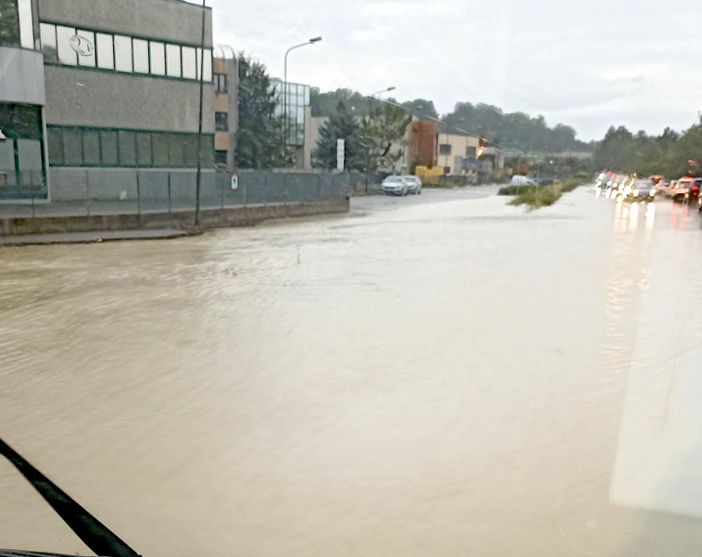 La Provinciale 7 allagata ai piedi di Roddi e Verduno