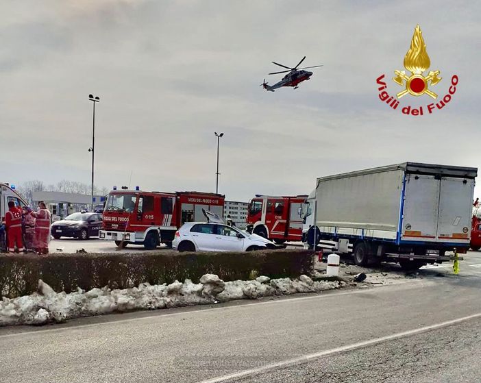 Vigili del fuoco intervengono in un incidente