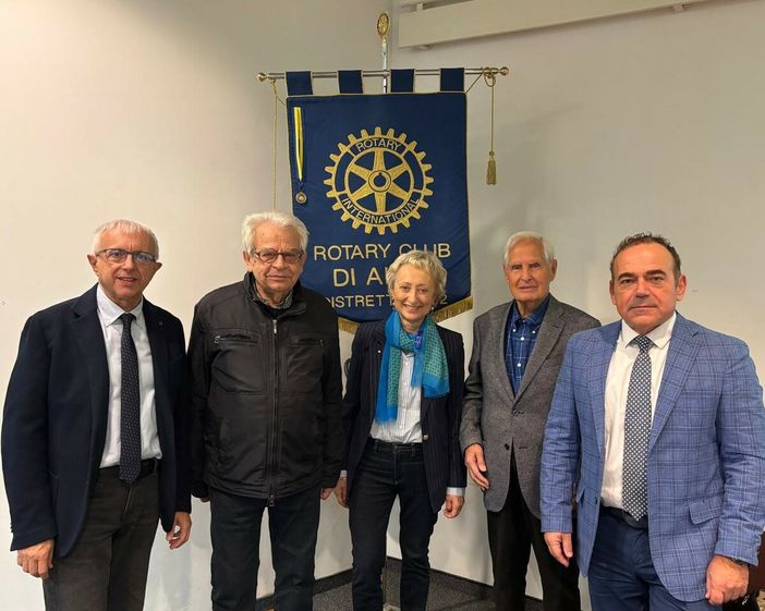 Da sinistra: Ginetto Pellerino, Luciano Giri, Piera Arata (presidente Rotary club di Alba), Francesco Testa, Roberto Buongarzone