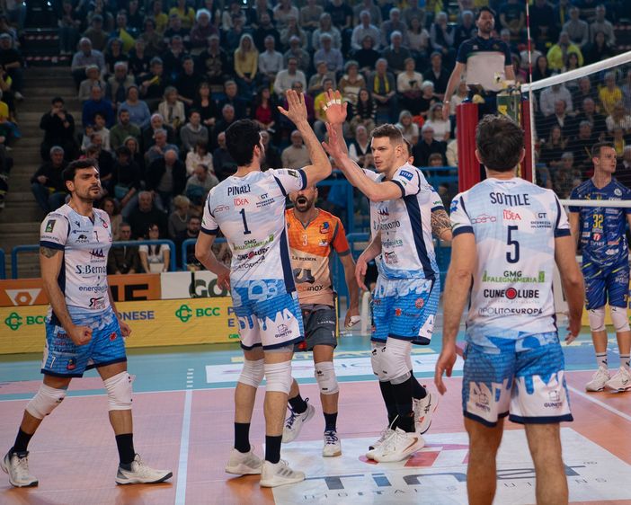 A Cuneo non riesce il "colpo" in quel di Prata: MA Acqua S.Bernardo sconfitta 3-0 (Foto Franco Moret) A Cuneo non riesce il "colpo" in quel di Prata: MA Acqua S.Bernardo sconfitta 3-0 (Foto Franco Moret)