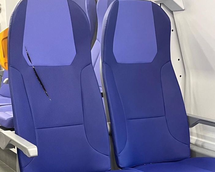 Un sedile tagliato sui nuovi treni Rock sulla linea Alba-Torino Un sedile tagliato sui nuovi treni Rock sulla linea Alba-Torino