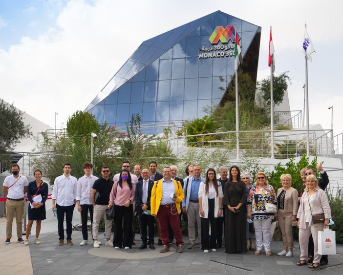La delegazione di Polofoodwine a Expo Dubai, davanti al padiglione del Principato di Monaco