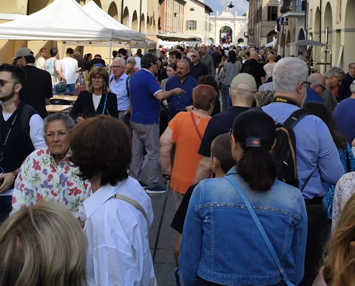 Domenica 12 ottobre torna il mercato dell'Antiquariato di Cherasco Domenica 12 ottobre torna il mercato dell'Antiquariato di Cherasco