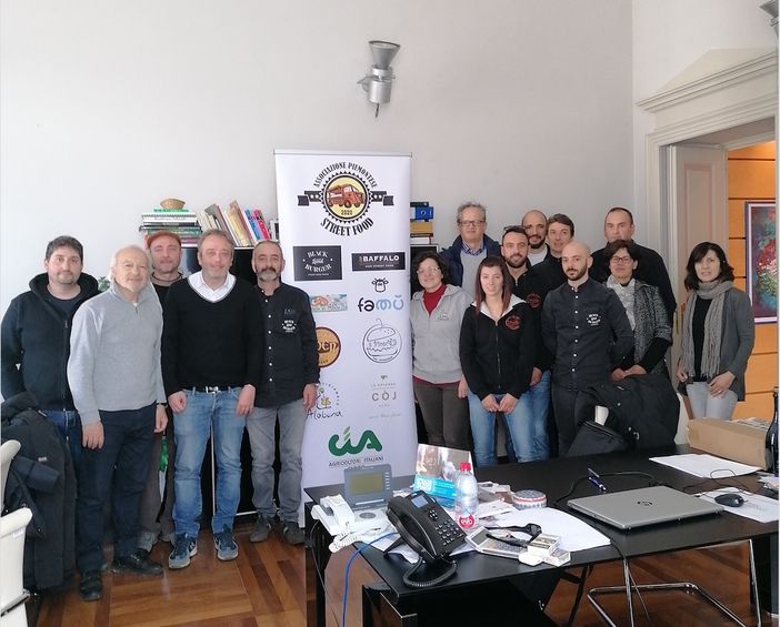 Il gruppo dell'Associazione Piemontese Street Food di Cuneo con il direttore e il vicedirettore di Cia-Agricoltori Italiani della "Granda", Igor Varrone e Filomena Sammarco
