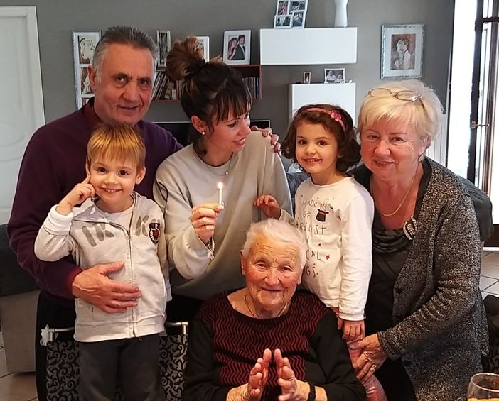 I piccoli Leonardo e Beatrice Stenta con i nonni Franco e Gianna e la bisnonna Marianna