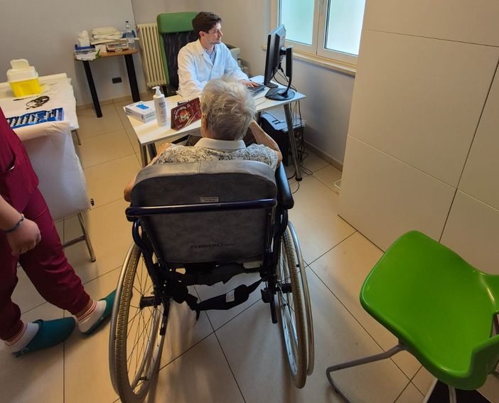 Insieme agli “specialisti ambulatoriali interni” l'ASL CN2 sperimenta un nuovo modello di cura integrata Insieme agli “specialisti ambulatoriali interni” l'ASL CN2 sperimenta un nuovo modello di cura integrata