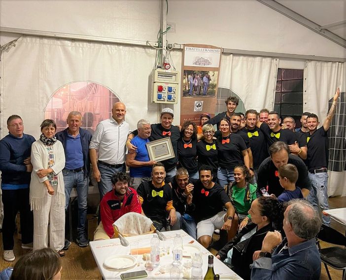 Il sindaco di Cherasco Carlo Davico premia il suo &quot;omonimo&quot; Matteo