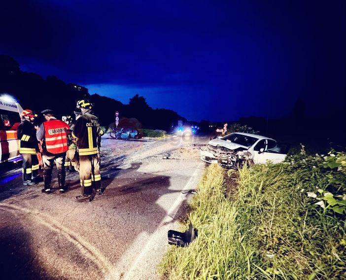 Frontale tra due vetture sulla provinciale tra Fossano e Salmour
