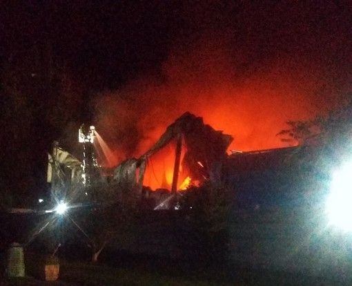 Le immagini dell'incendio scoppiato nella notte tra il 21 e 22 ottobre 2022