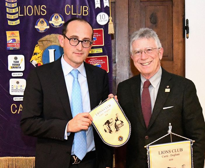 La consegna del guidoncino al dr. Quaglia e dell’omaggio floreale alla signora Ivana