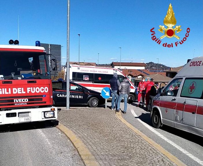 Scontro tra due auto a Villanova Mondovì, all'altezza della rotonda per San Michele Scontro tra due auto a Villanova Mondovì, all'altezza della rotonda per San Michele