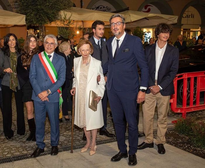 Nella foto di Tino Gerbaldo la signora Maria Franca Fissolo con il figlio Giovanni Ferrero e il sindaco di Alba, Carlo Bo