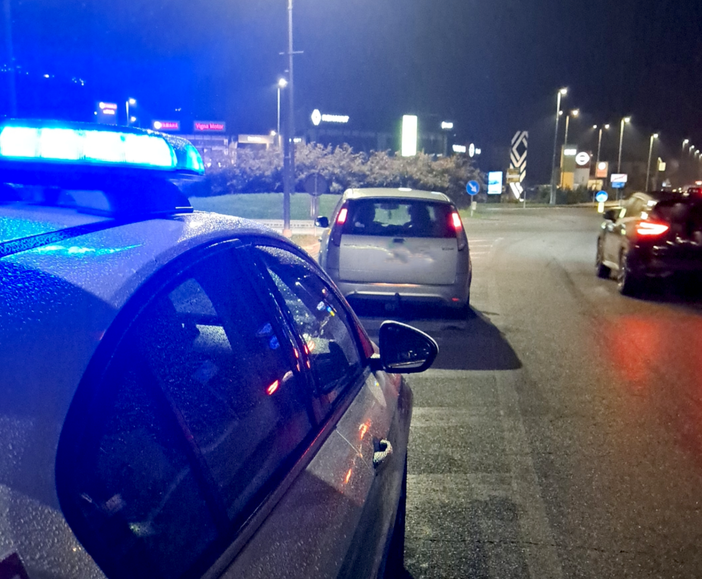 Fermato alla guida ubriaco, agli agenti fornisce i dati del cugino