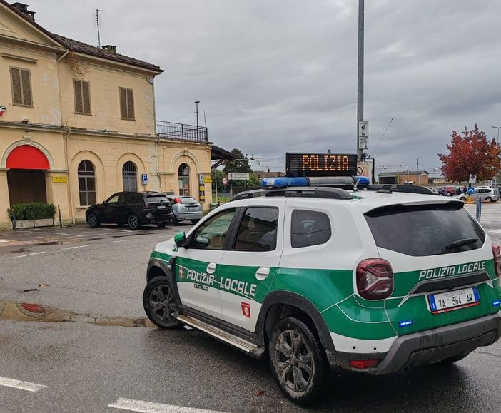 Guida con la patente sospesa dopo aver provocato diversi incidenti: donna di Centallo fermata dalla polizia locale Guida con la patente sospesa dopo aver provocato diversi incidenti: donna di Centallo fermata dalla polizia locale