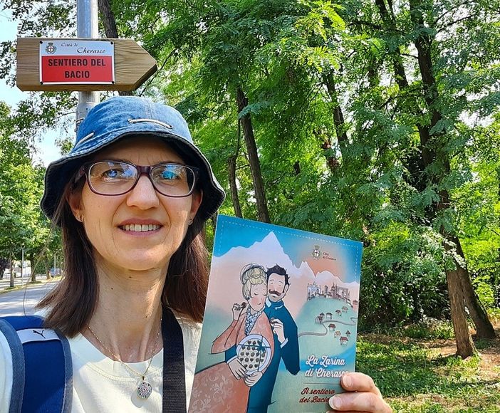 L'autrice Barbara Davico sul percorso denominato il "Sentiero del Bacio" a Cherasco
