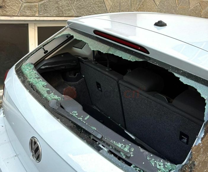 Uno dei veicoli daneggiati da ignoti